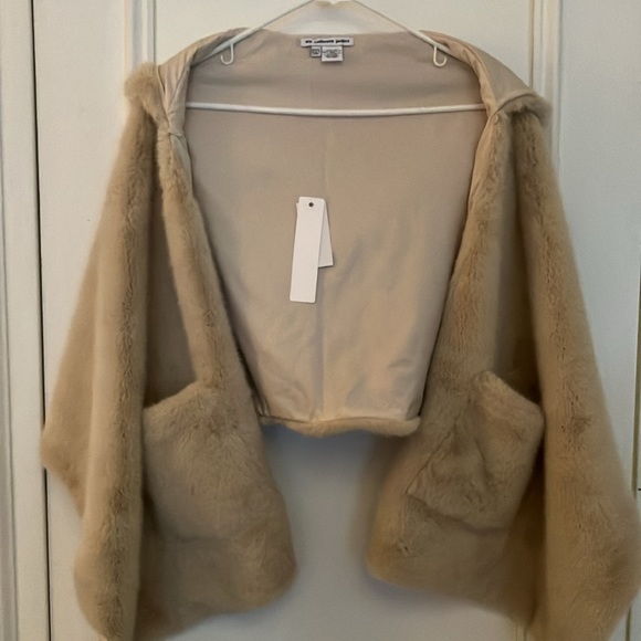THE CASHMERE PROJECT Faux Fur Scarf Hoodie with pockets - Picture 2 of 5